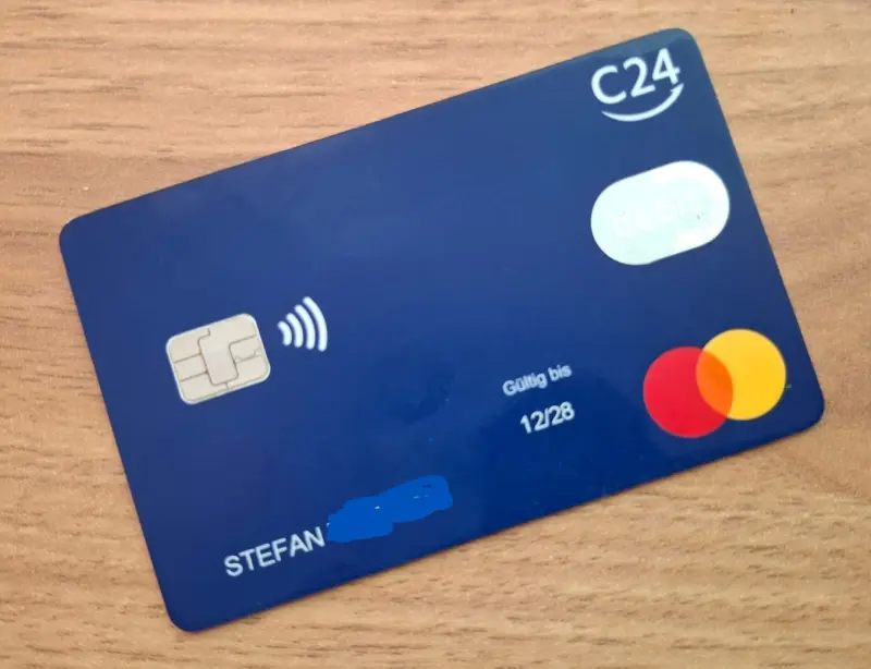 Eine blaue Kreditkarte von C24